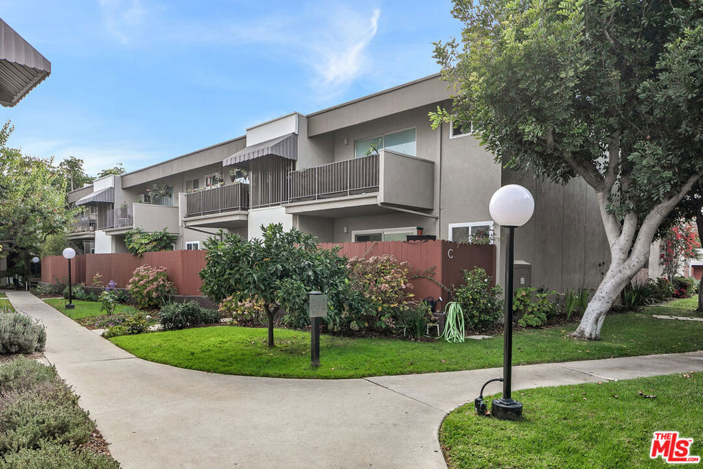 11120 Queensland Street B20 Property Photo 10
