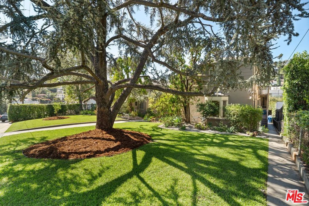 2612 Locksley Place Property Photo 4
