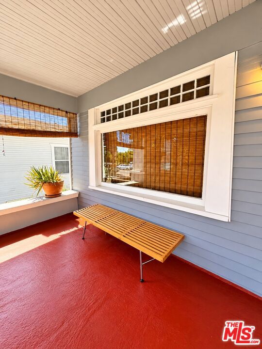 3871 S Hobart Boulevard Property Photo 4