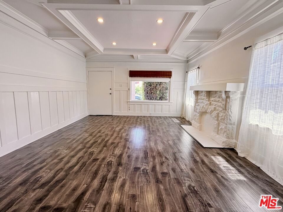 3871 S Hobart Boulevard Property Photo 6