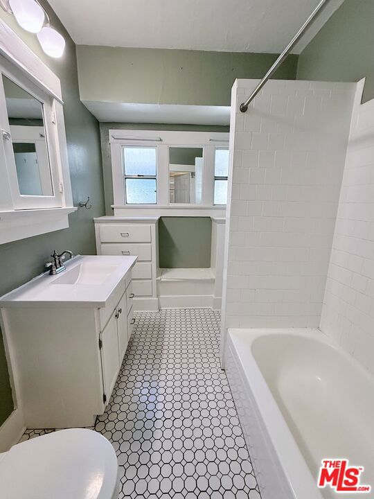 3871 S Hobart Boulevard Property Photo 18