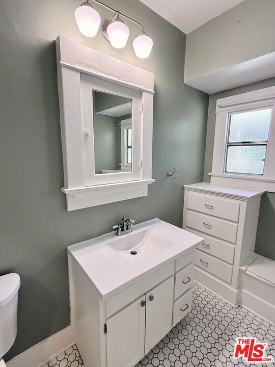3871 S Hobart Boulevard Property Photo 19