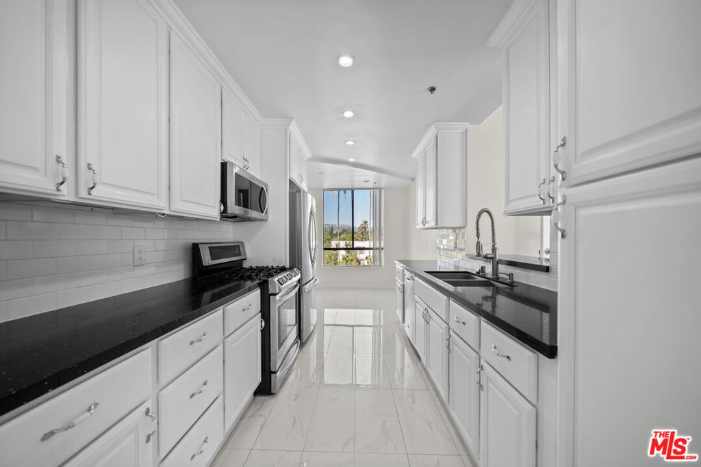 326 Westminster Avenue 404 Property Photo 12