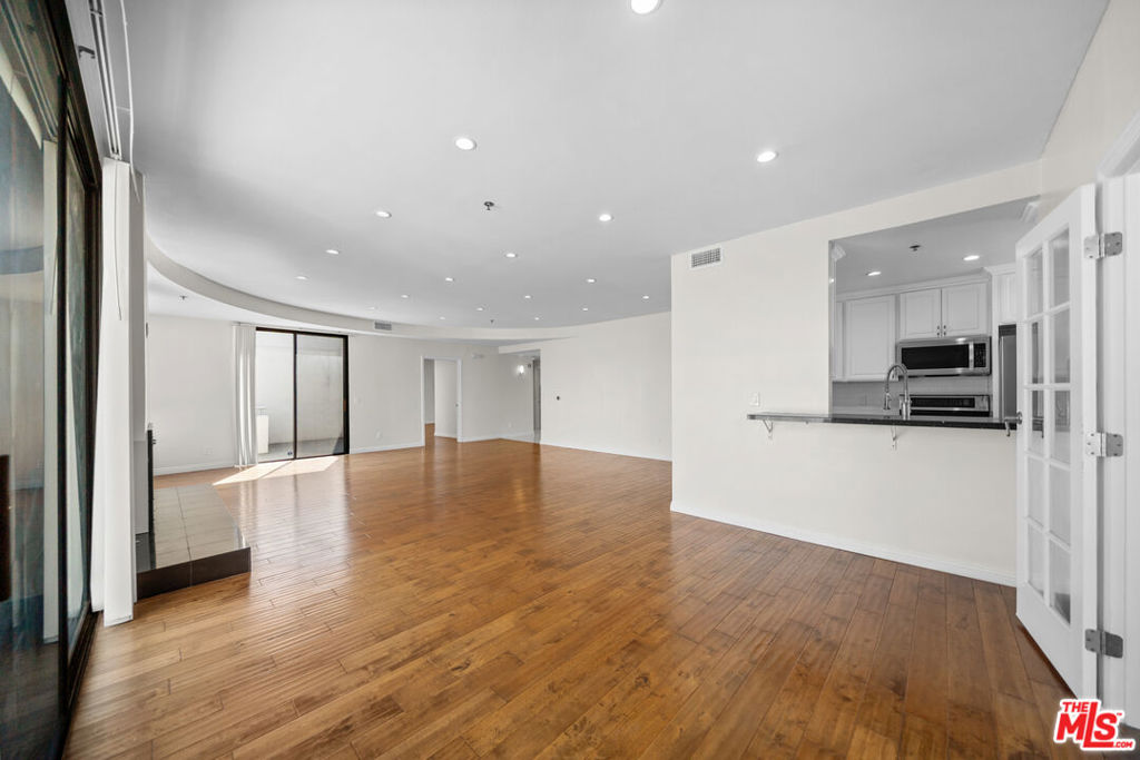 326 Westminster Avenue 404 Property Photo 14