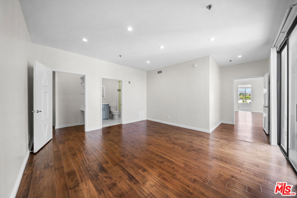 326 Westminster Avenue 404 Property Photo 16