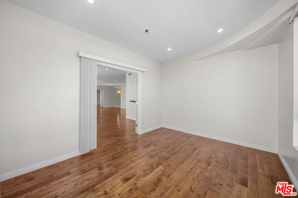 326 Westminster Avenue 404 Property Photo 18
