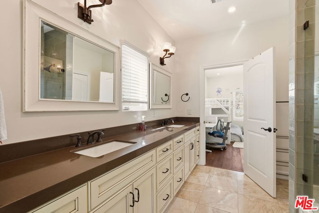 1042 S Stanley Avenue Property Photo 40