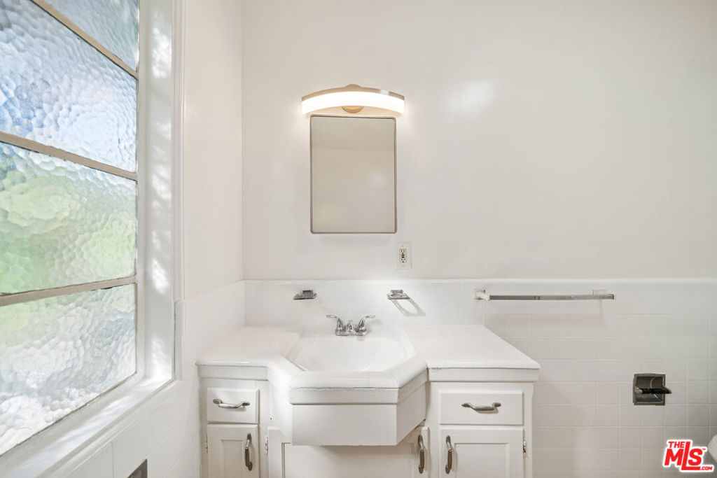 1274 Havenhurst Drive 8 Property Photo 11