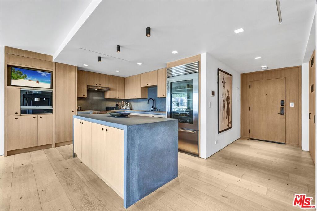 999 N Doheny Drive Ph1 Property Photo 4