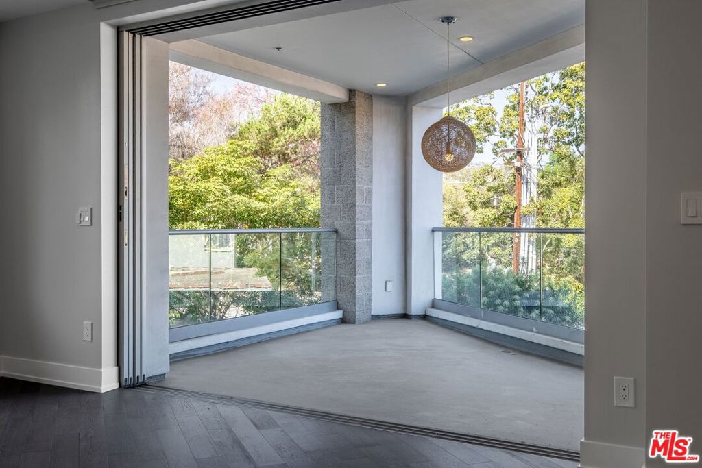 460 N Palm Drive 204 Property Photo 9