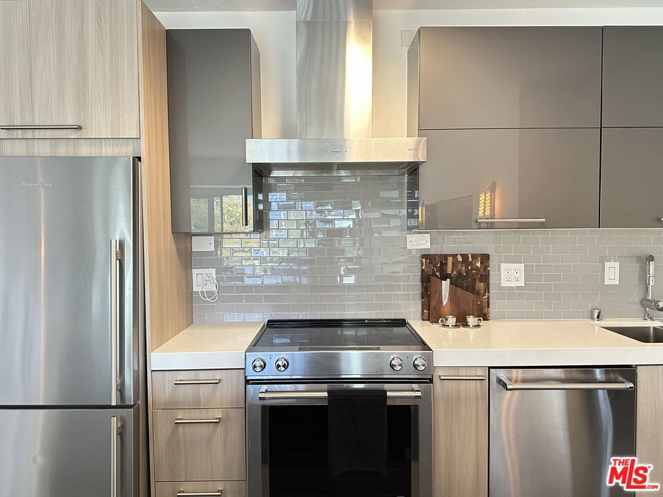999 N Doheny Drive 612 Property Photo 2