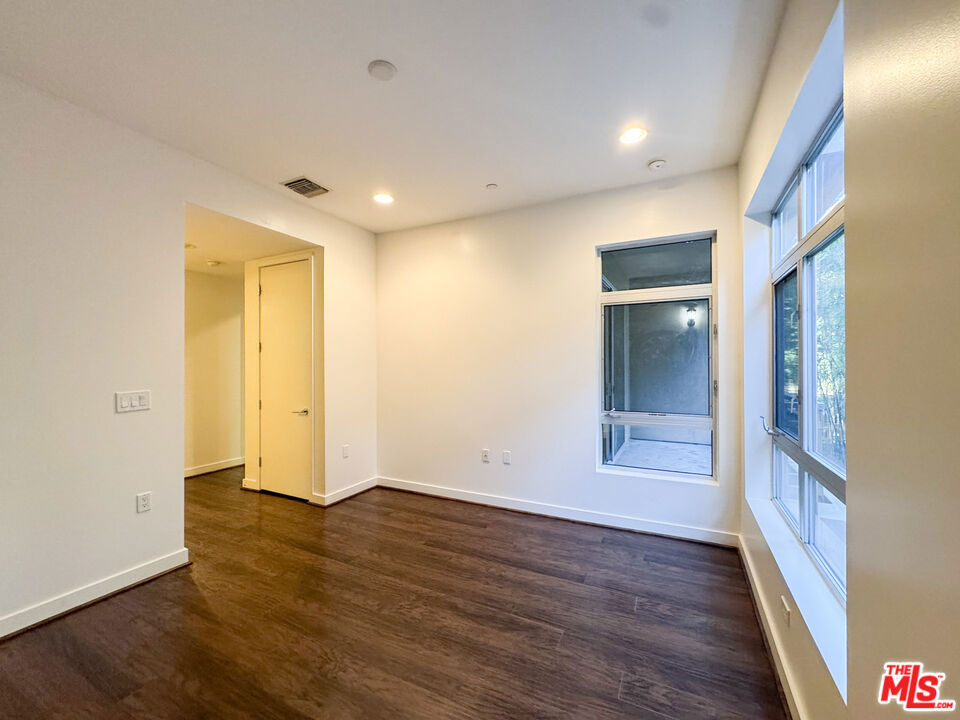 6001 Carlton Way 205 Property Photo 15