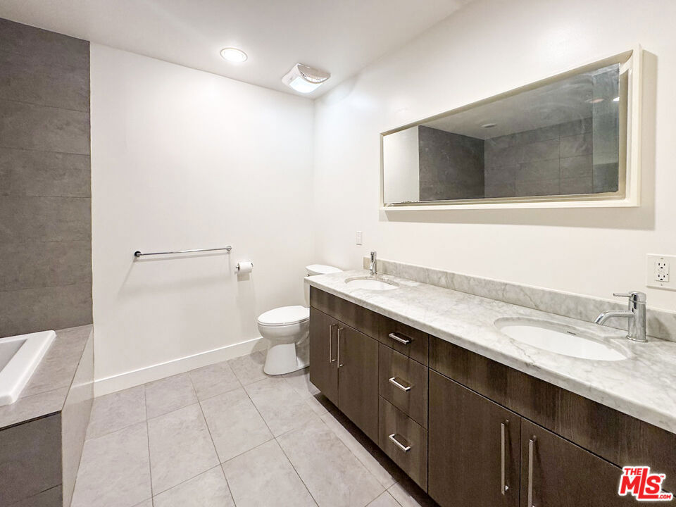 6001 Carlton Way 205 Property Photo 18