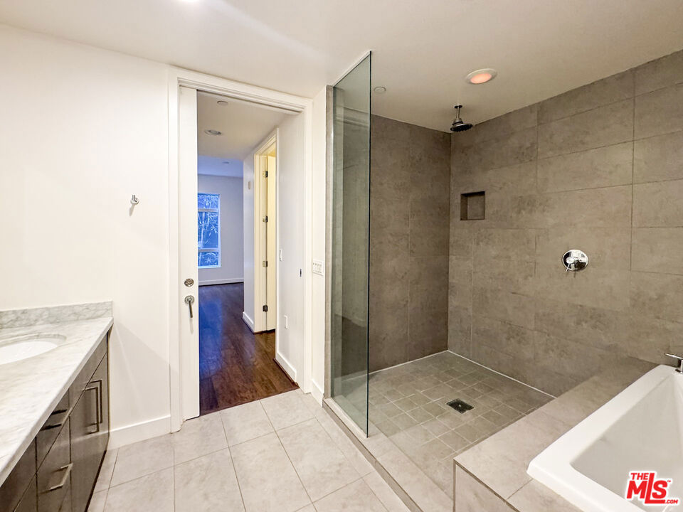 6001 Carlton Way 205 Property Photo 19