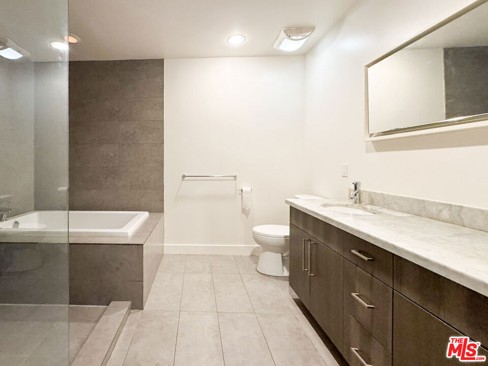 6001 Carlton Way 205 Property Photo 23