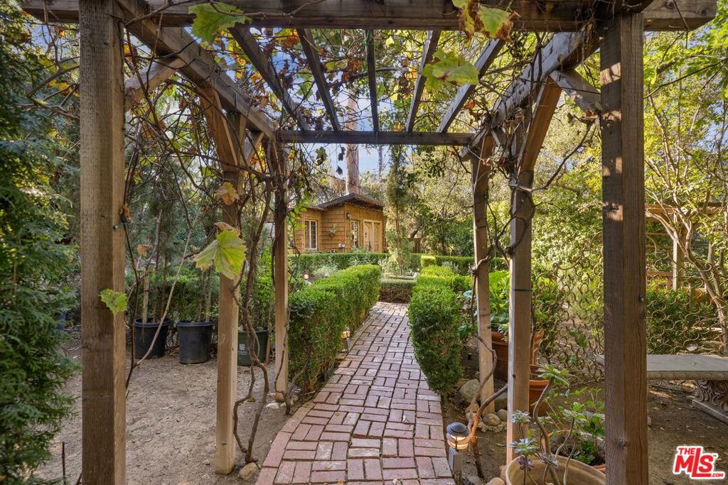 21658 Encina Road Property Photo 4