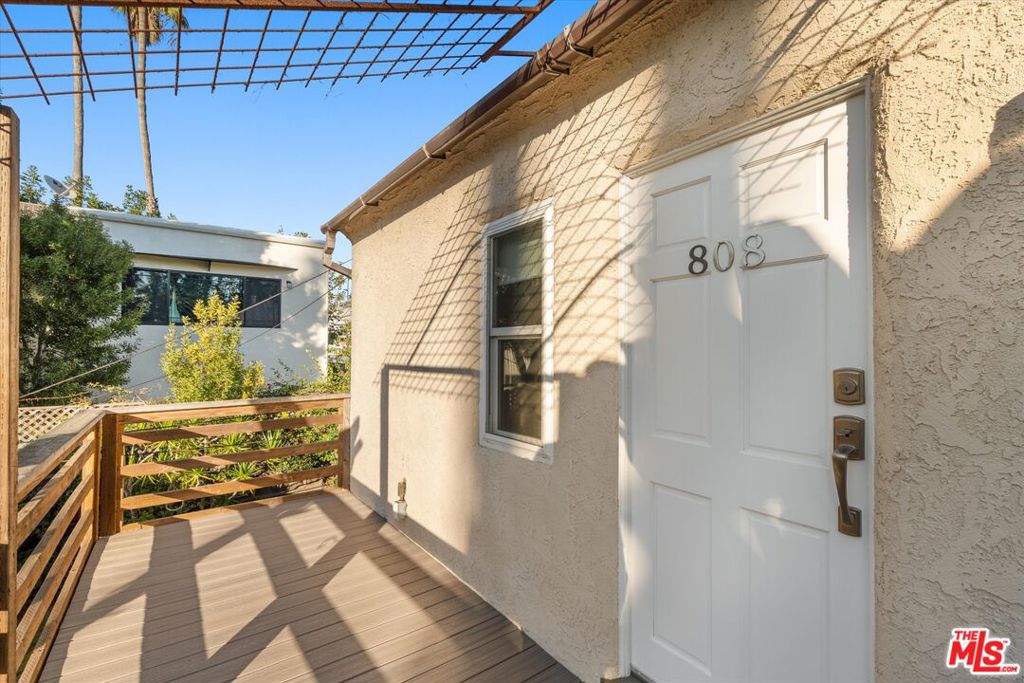 808 Venezia Avenue Property Photo 4