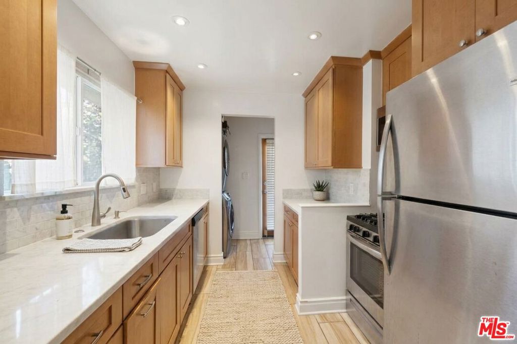 808 Venezia Avenue Property Photo 14