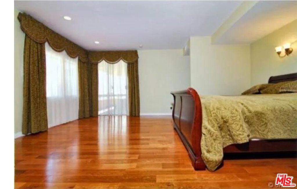 5237 Newcastle Avenue 106 Property Photo 5