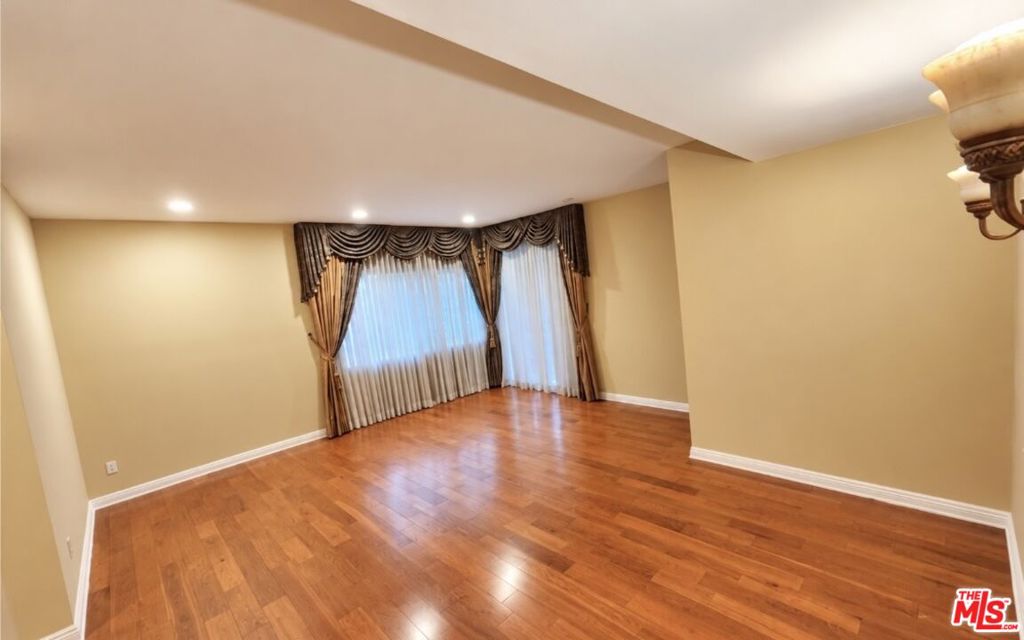 5237 Newcastle Avenue 106 Property Photo 6