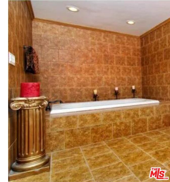 5237 Newcastle Avenue 106 Property Photo 7