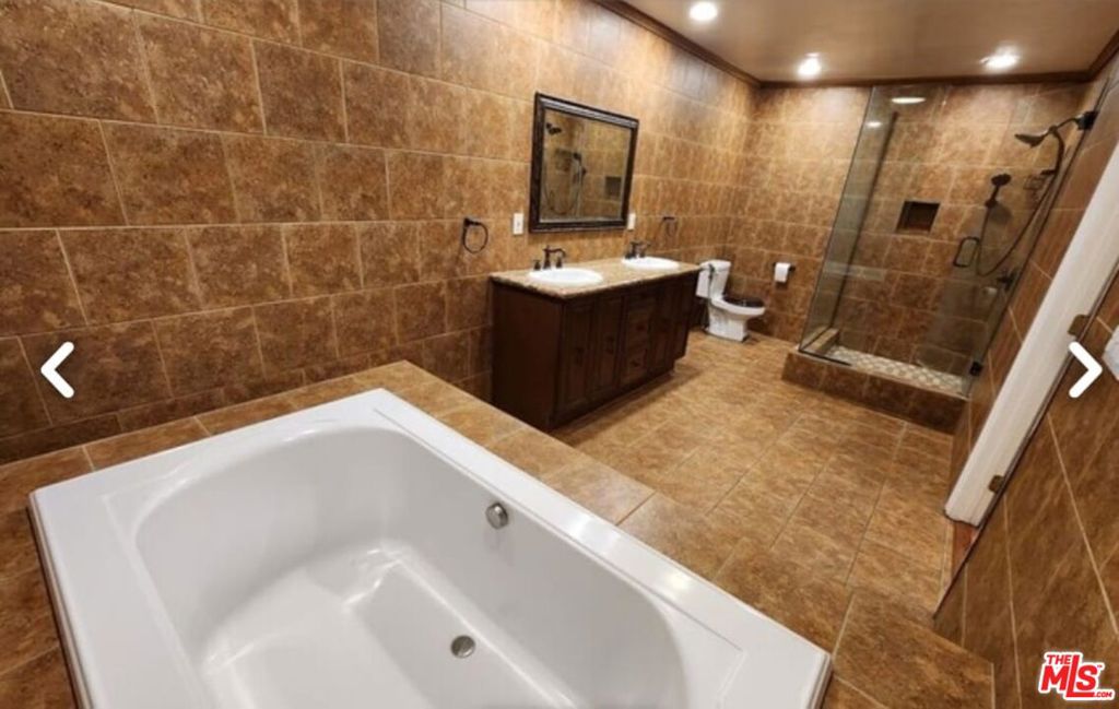 5237 Newcastle Avenue 106 Property Photo 8