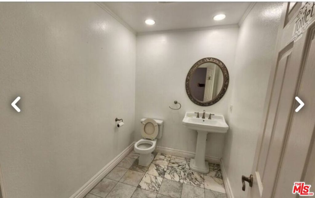 5237 Newcastle Avenue 106 Property Photo 10