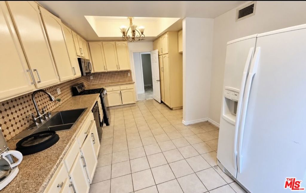 5237 Newcastle Avenue 106 Property Photo 13