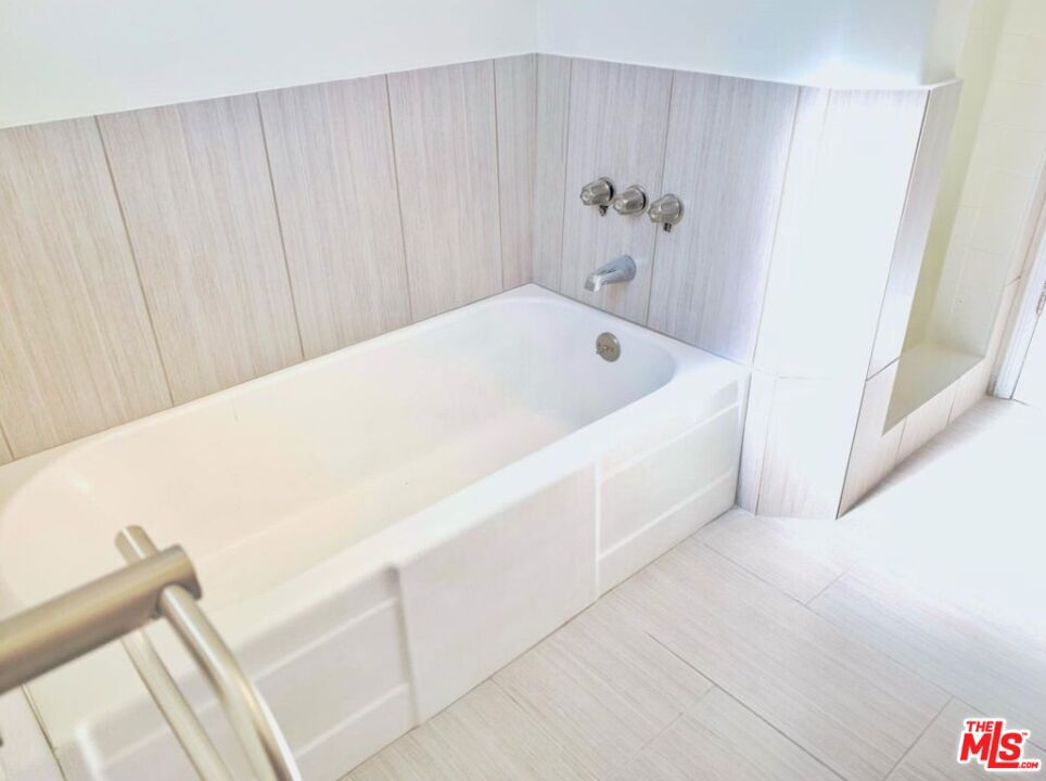 2562 W 11th Street Property Photo 12