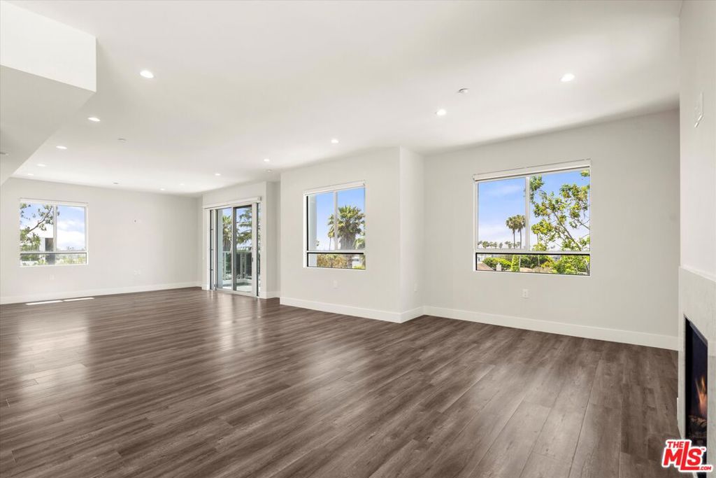 1326 S Centinela Avenue 401 Property Photo 4