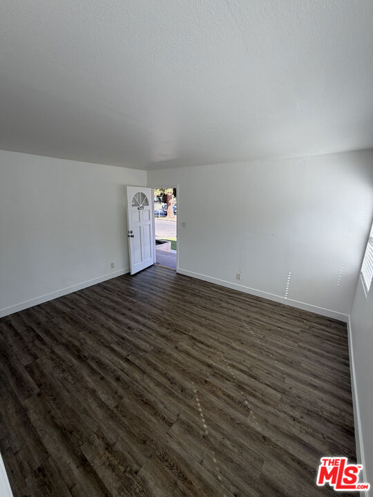 4277 Colbath Avenue Property Photo 3