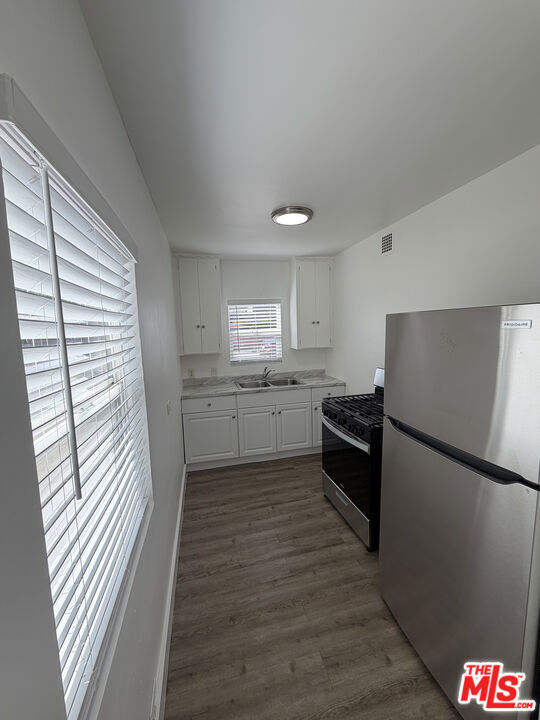 4277 Colbath Avenue Property Photo 4