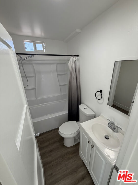 4277 Colbath Avenue Property Photo 7