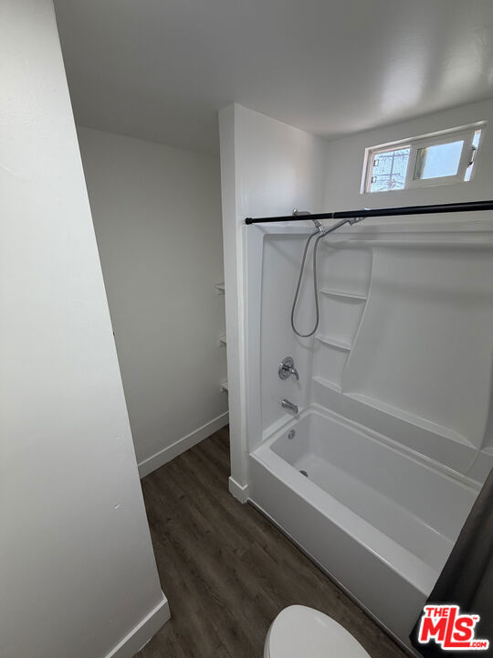 4277 Colbath Avenue Property Photo 8