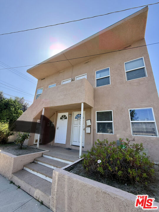 4277 Colbath Avenue Property Photo 9