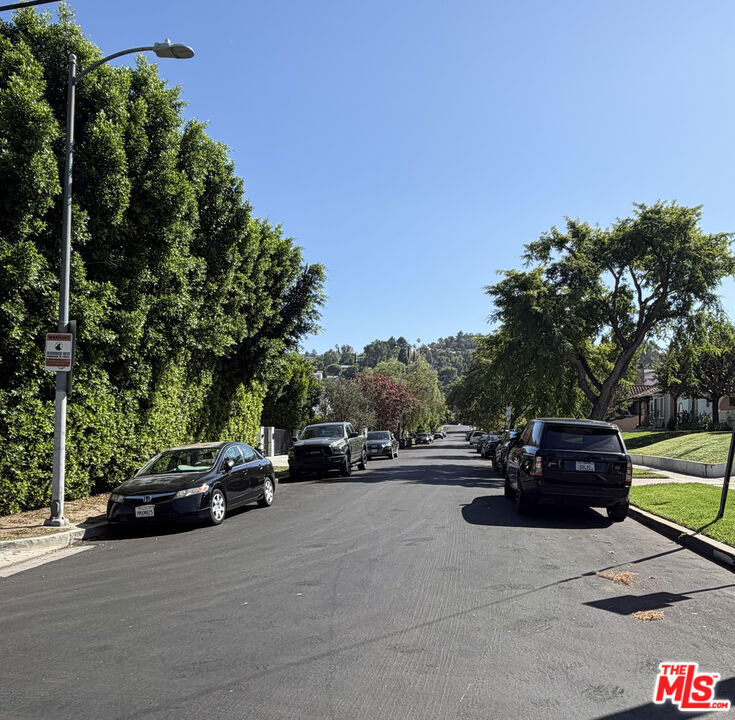 4277 Colbath Avenue Property Photo 10