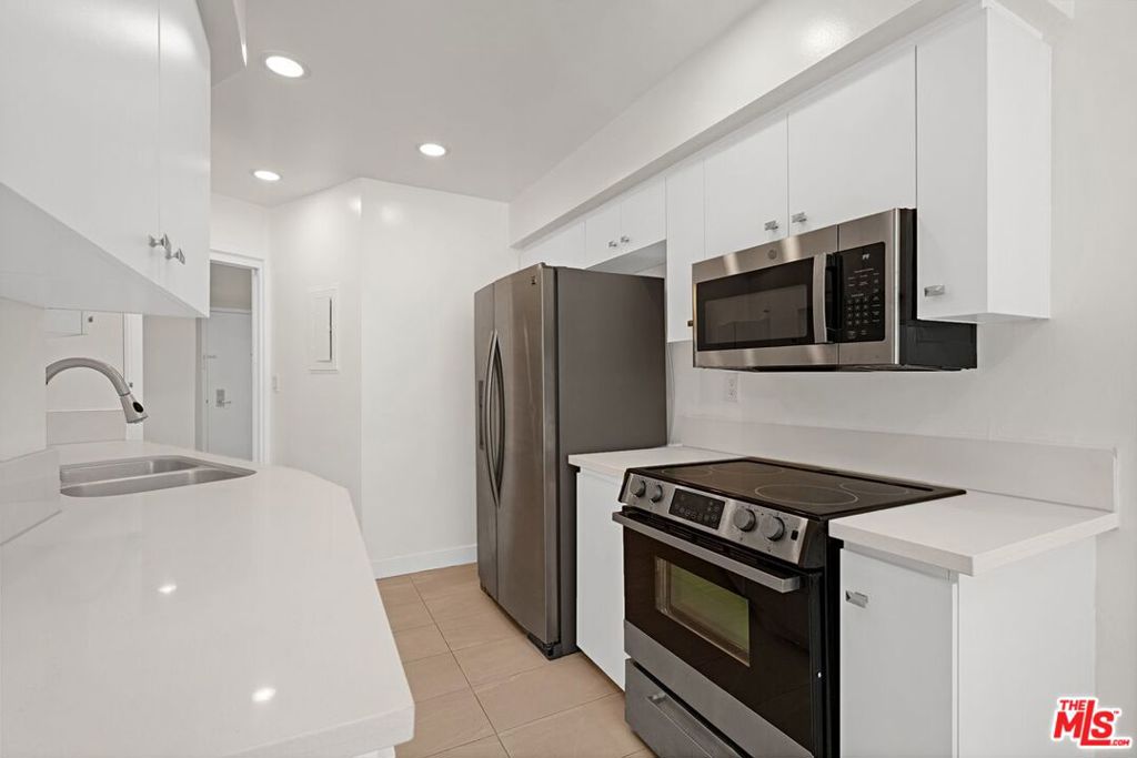 7250 Franklin Avenue 507 Property Photo 3