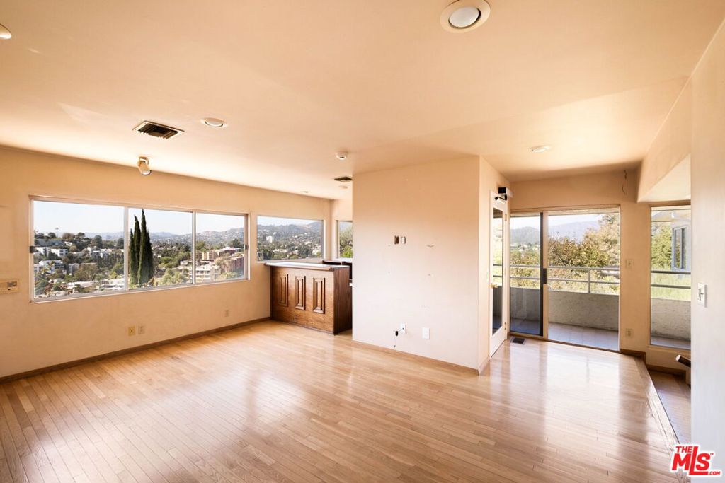 2470 Micheltorena Street Property Photo 3
