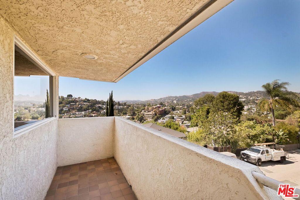 2470 Micheltorena Street Property Photo 10