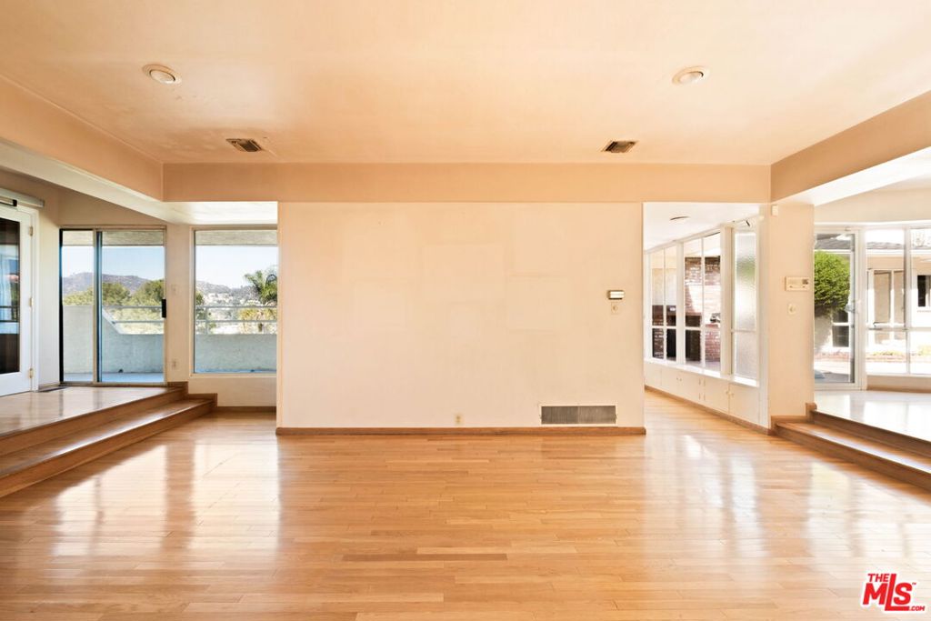 2470 Micheltorena Street Property Photo 12