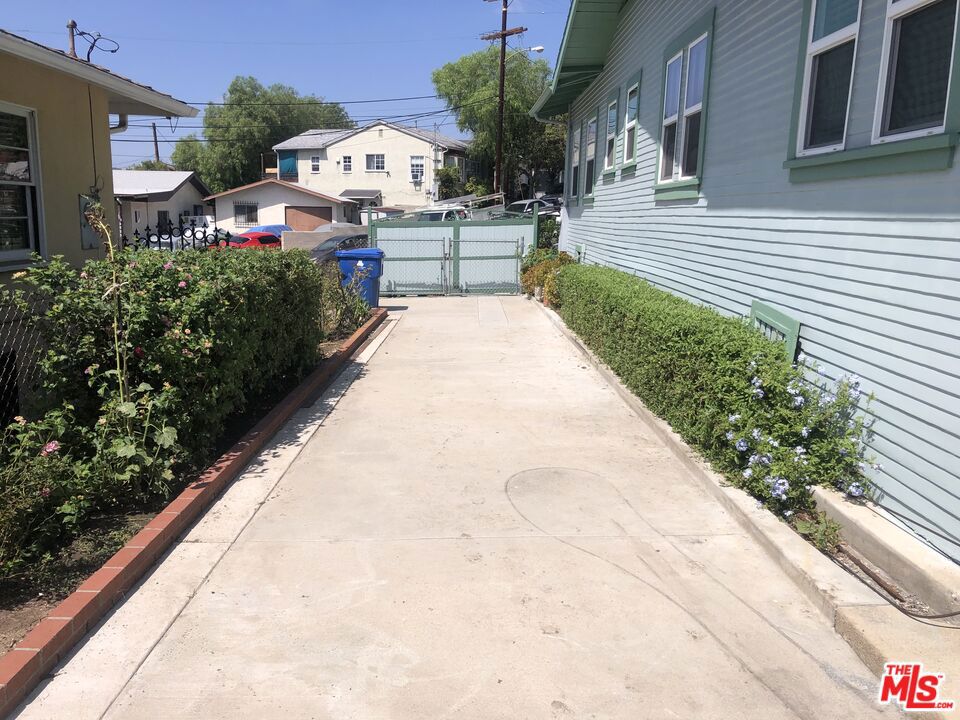 3334 Carlyle Street Property Photo 7
