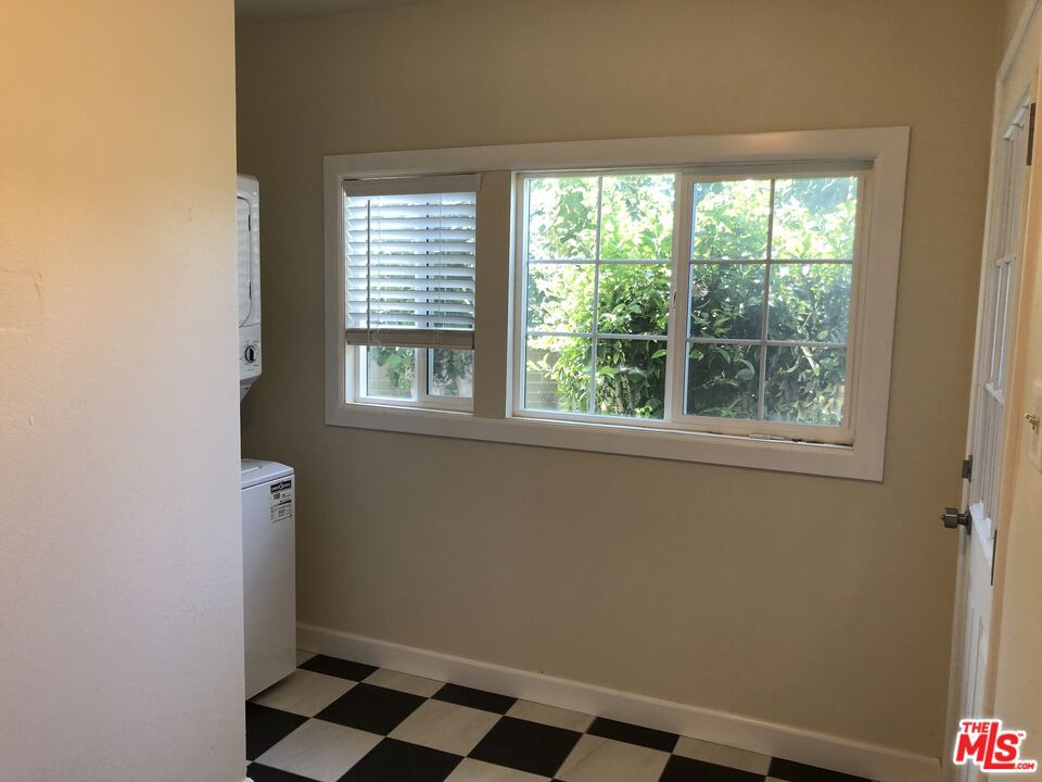 3334 Carlyle Street Property Photo 24