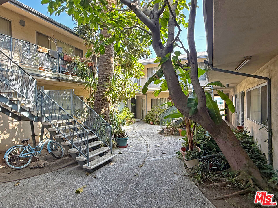 3340 Overland Avenue Property Photo 3