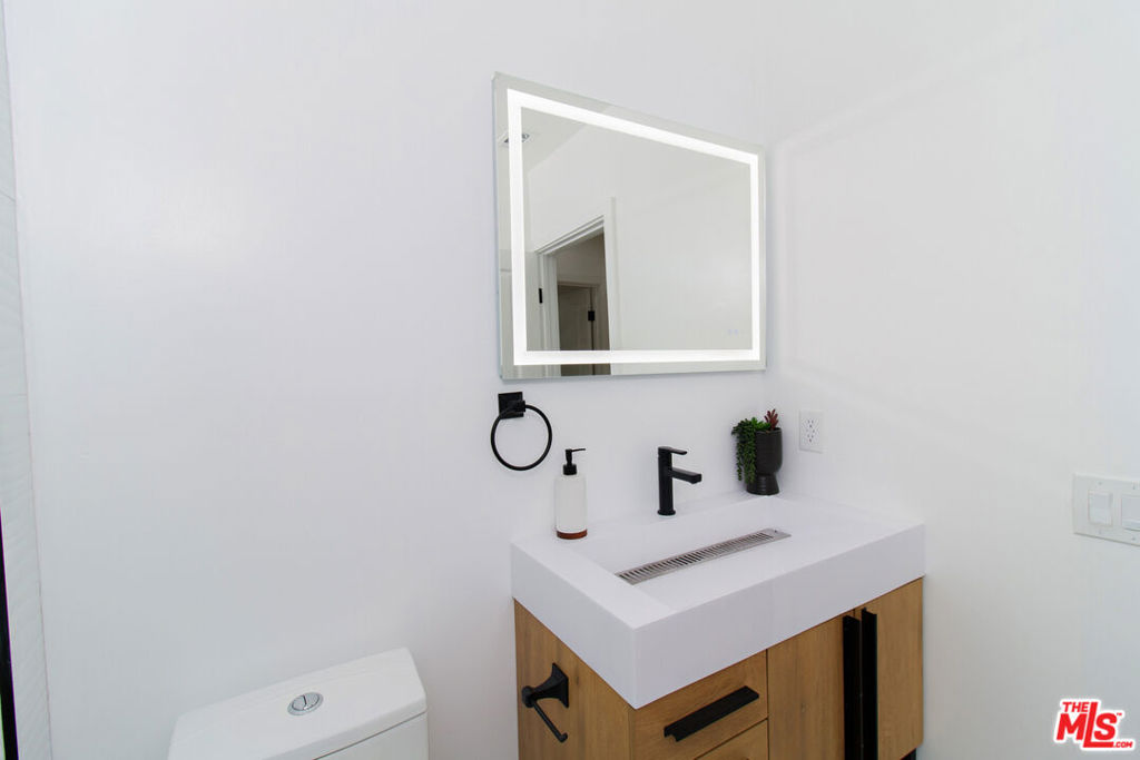 4068 Sutro Avenue Property Photo 10
