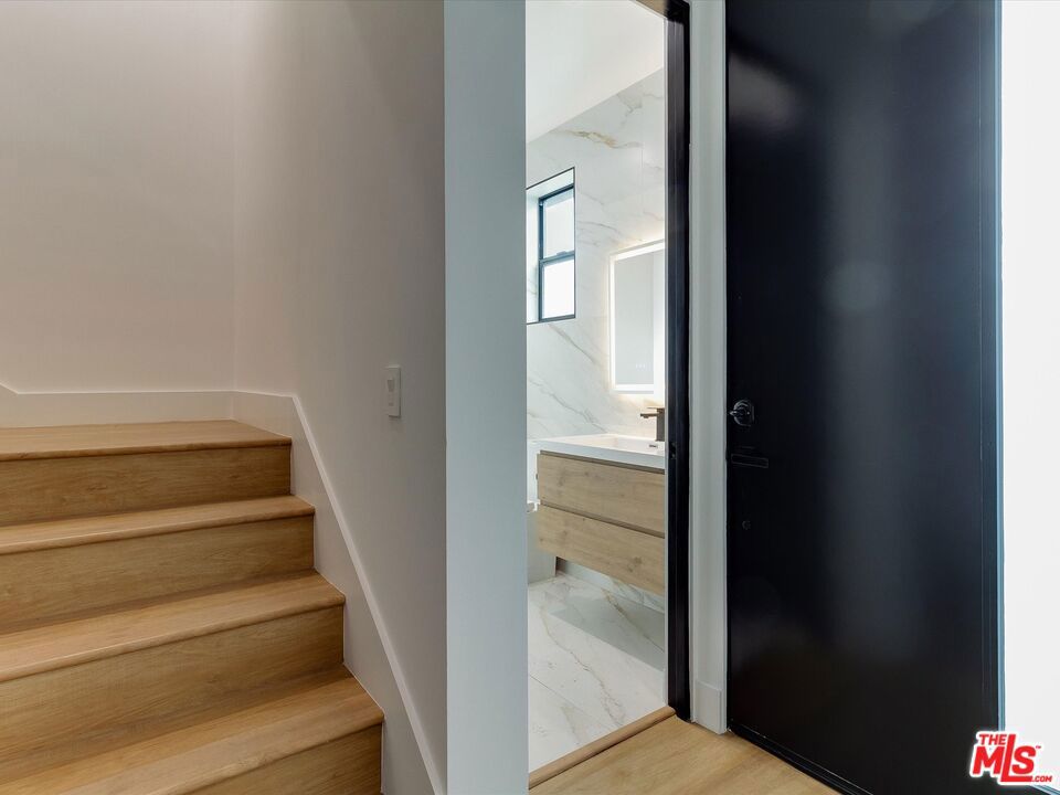 2815 1/2 S Redondo Boulevard Property Photo 3