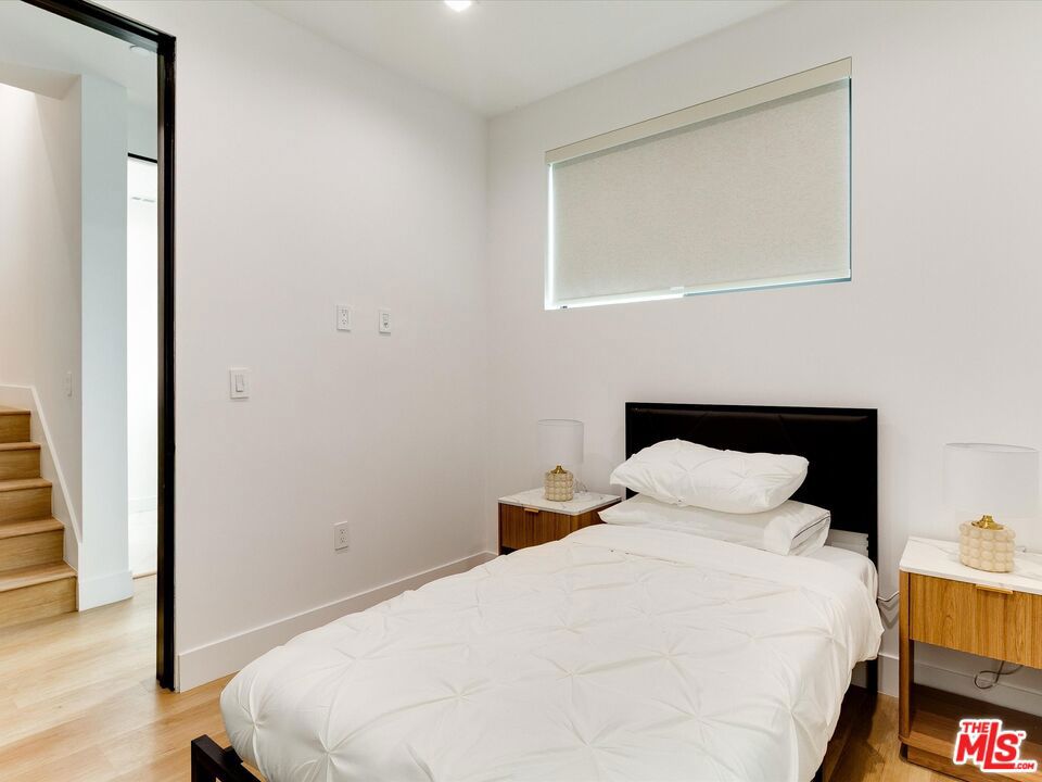 2815 1/2 S Redondo Boulevard Property Photo 4