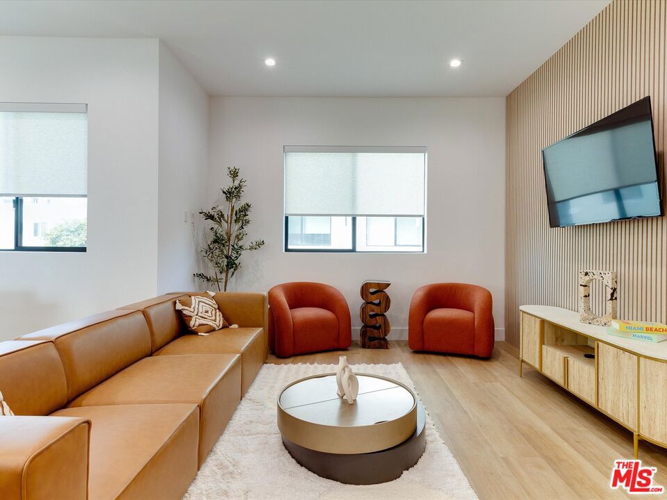 2815 1/2 S Redondo Boulevard Property Photo 8
