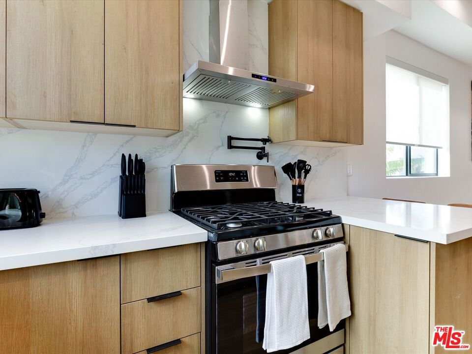2815 1/2 S Redondo Boulevard Property Photo 13