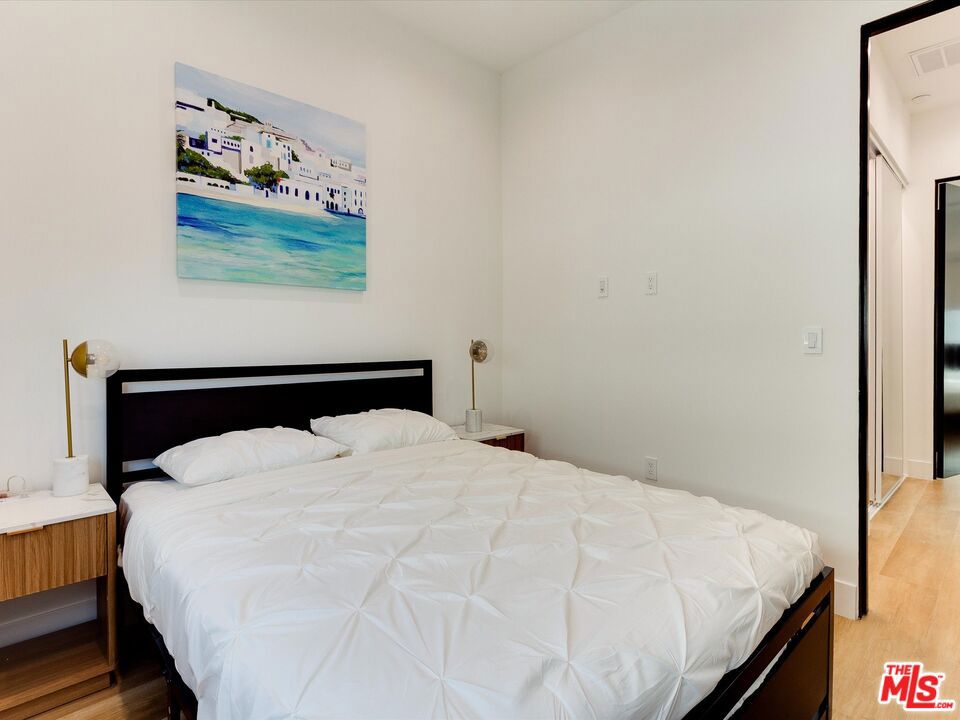 2815 1/2 S Redondo Boulevard Property Photo 17