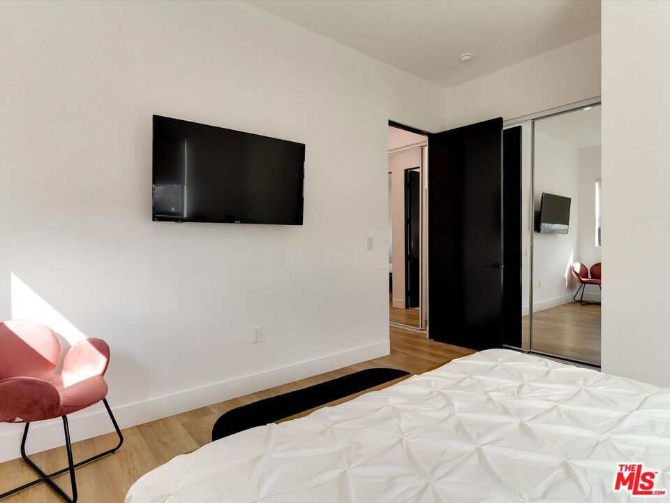 2815 1/2 S Redondo Boulevard Property Photo 24